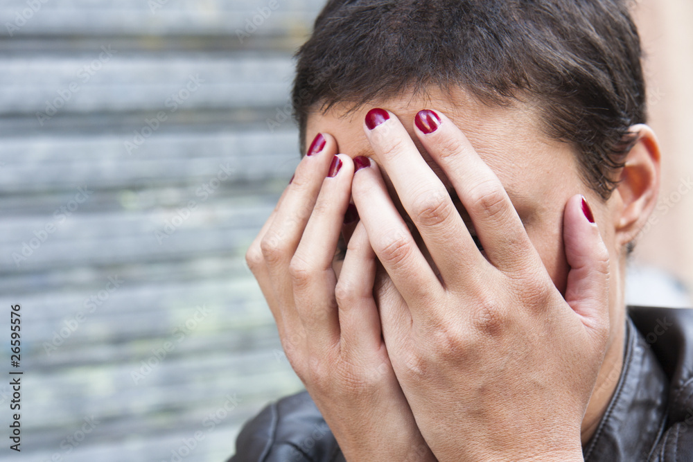 fille inquiète dissimulant son visage entre les mains fille inquiète dissimulant son visage entre les mains