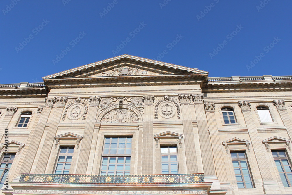 Façade du Palais du Louvre à Paris