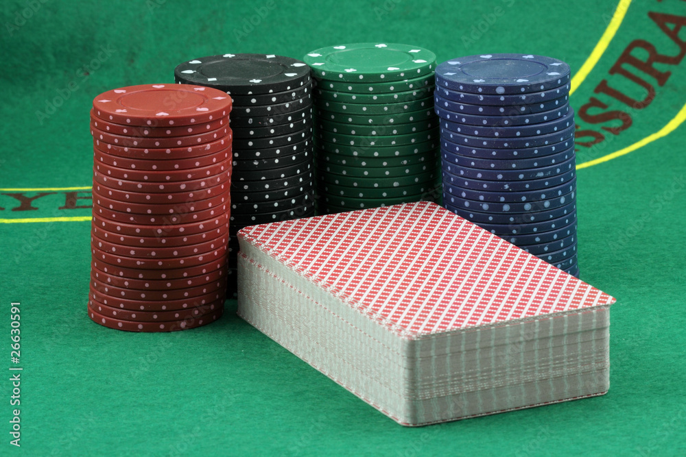 cartes et jetons de poker sur tapis vert casino Stock Photo | Adobe Stock