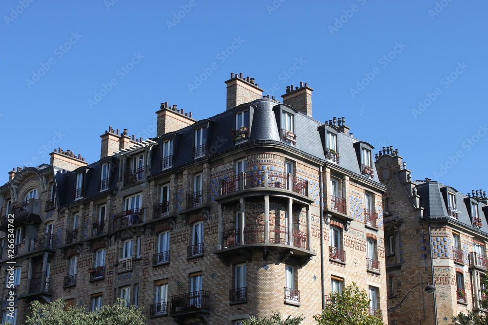 Fototapeta premium Immeuble ancien du quartier Maison-Blanche à Paris