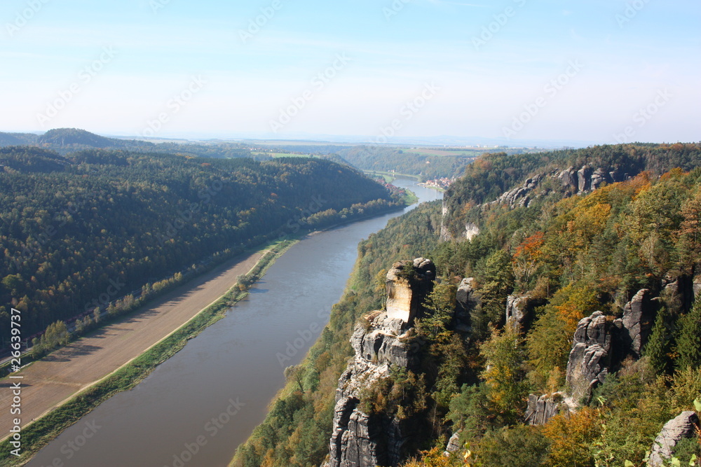 panoramablick vom elbsandsteingebirge ins elbtal