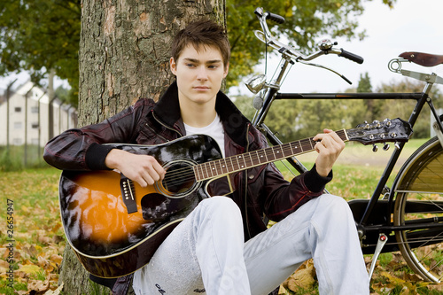 Fototapeta junger Mann spielt Gitarre