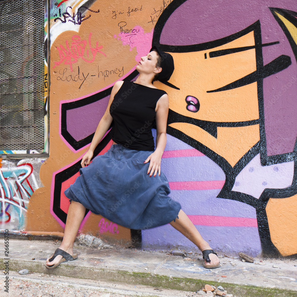 Jeune femme dansant devant un mur couvert de graffitis Stock Photo ...
