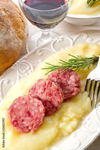 slice sausage with mashed potatoes-pure' di patate con cotechino