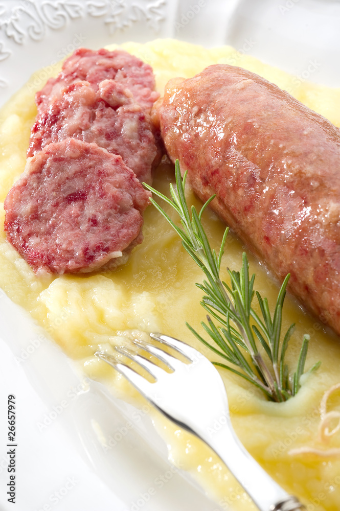 sausage with mashed potatoes-pure' di patate con cotechino sausage with mashed potatoes-pure' di patate con cotechino