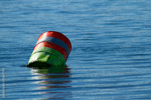 schwimmendes Ölfass auf Wasser