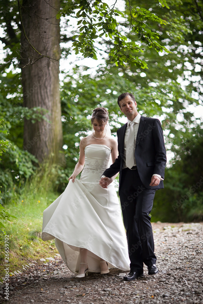 Naklejka premium lovely young wedding couple - freshly wed groom and bride posing