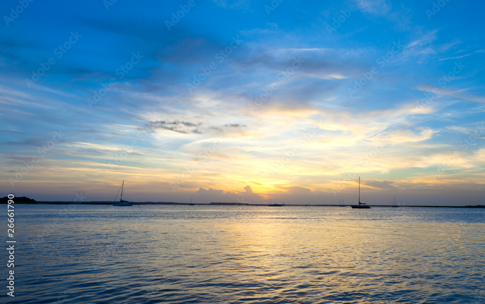Naklejka premium Yachts in the ocean at sunset