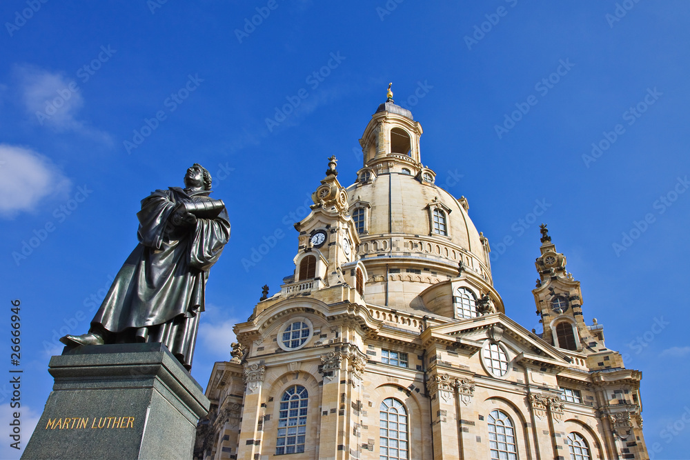 Frauenkirche und Lutherdenkmal in Dresden.