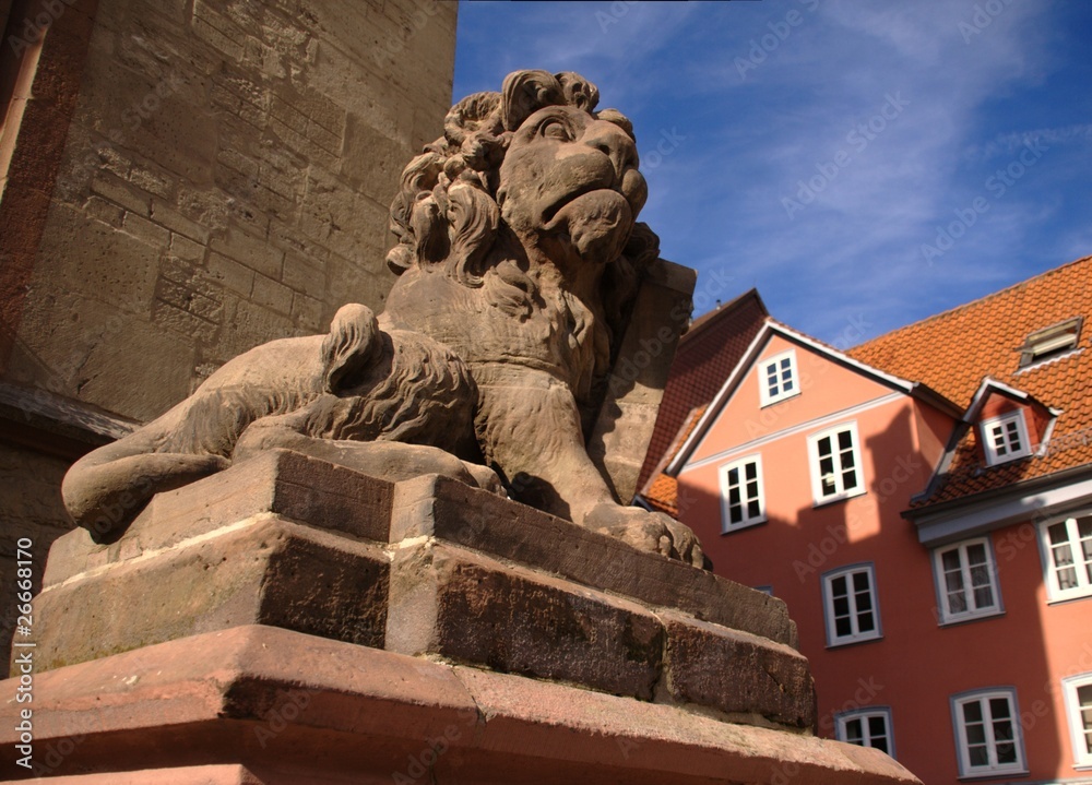 Obraz premium Löwe vor dem Standesamt in Göttingen