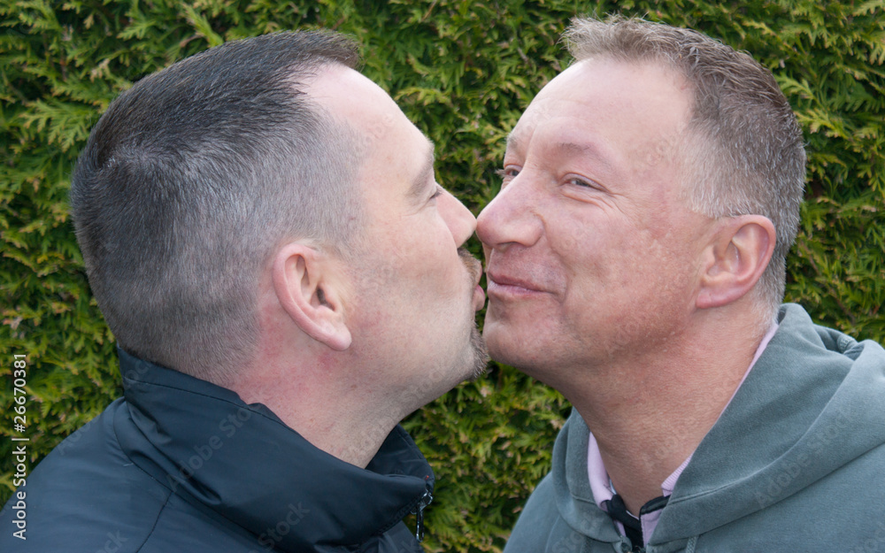 zwei Männer küssen sich StockFoto Adobe Stock
