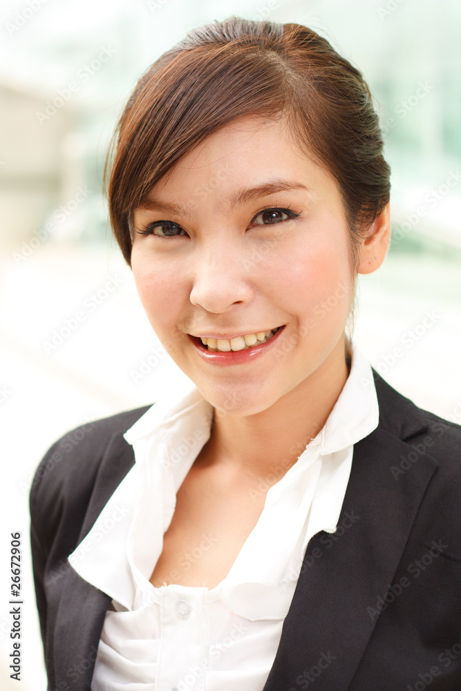 © DAZOKA.com - Bright closeup portrait of asian business woman