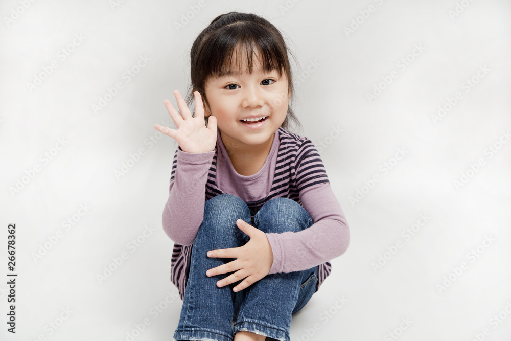笑顔で手を上げる女の子 笑顔で手を上げる女の子
