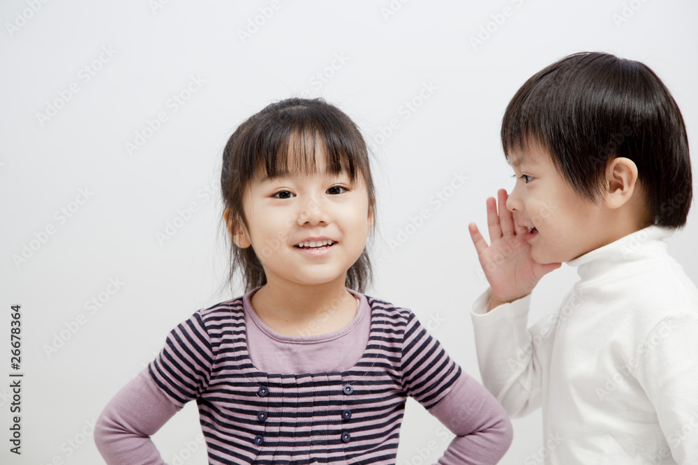 耳打ちする男の子 耳打ちする男の子