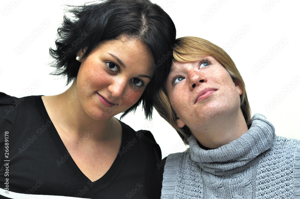 Jeune femme brune et jeune femme blonde Jeune femme brune et jeune femme blonde