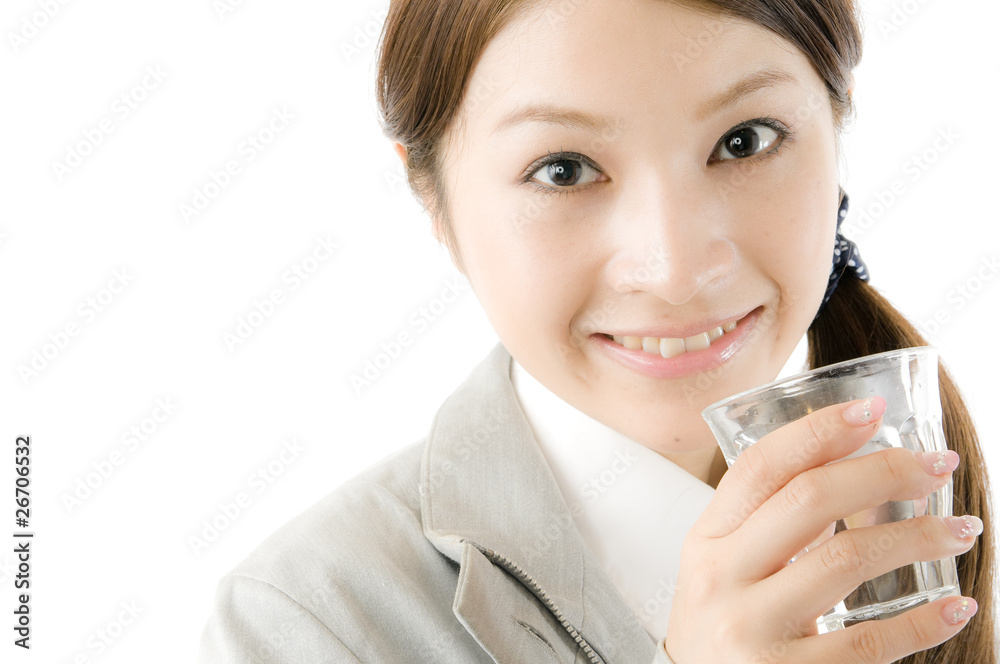 水を飲む女性社員