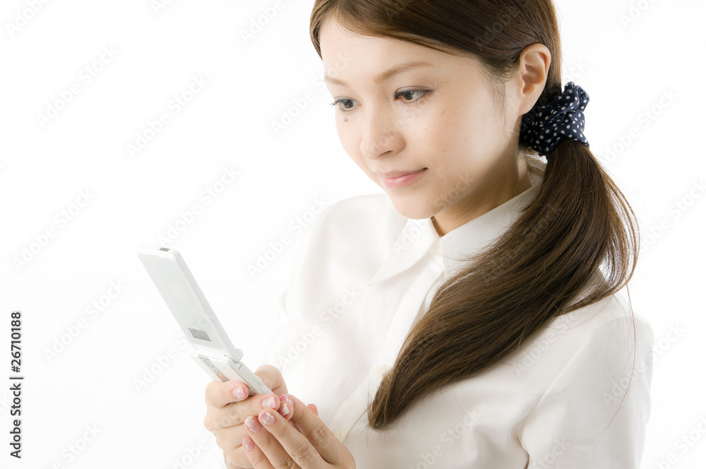 メールする女性社員 メールする女性社員