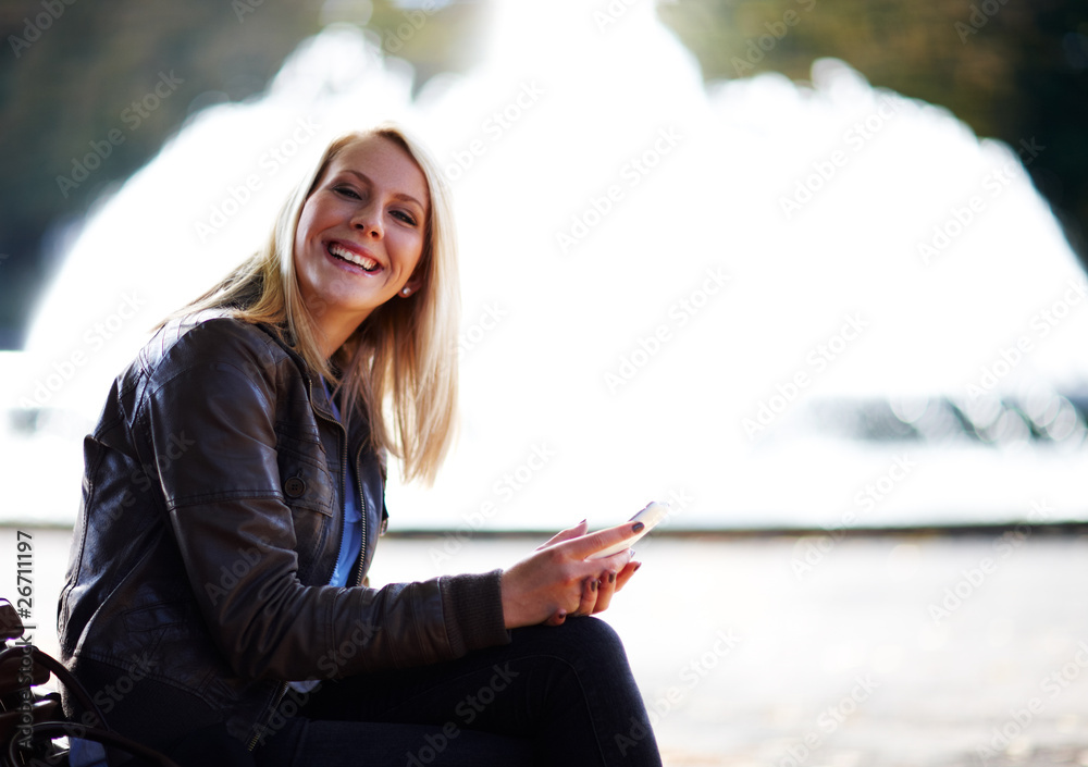 Junge Frau mit Smartphone schreibt SMS Junge Frau mit Smartphone schreibt SMS