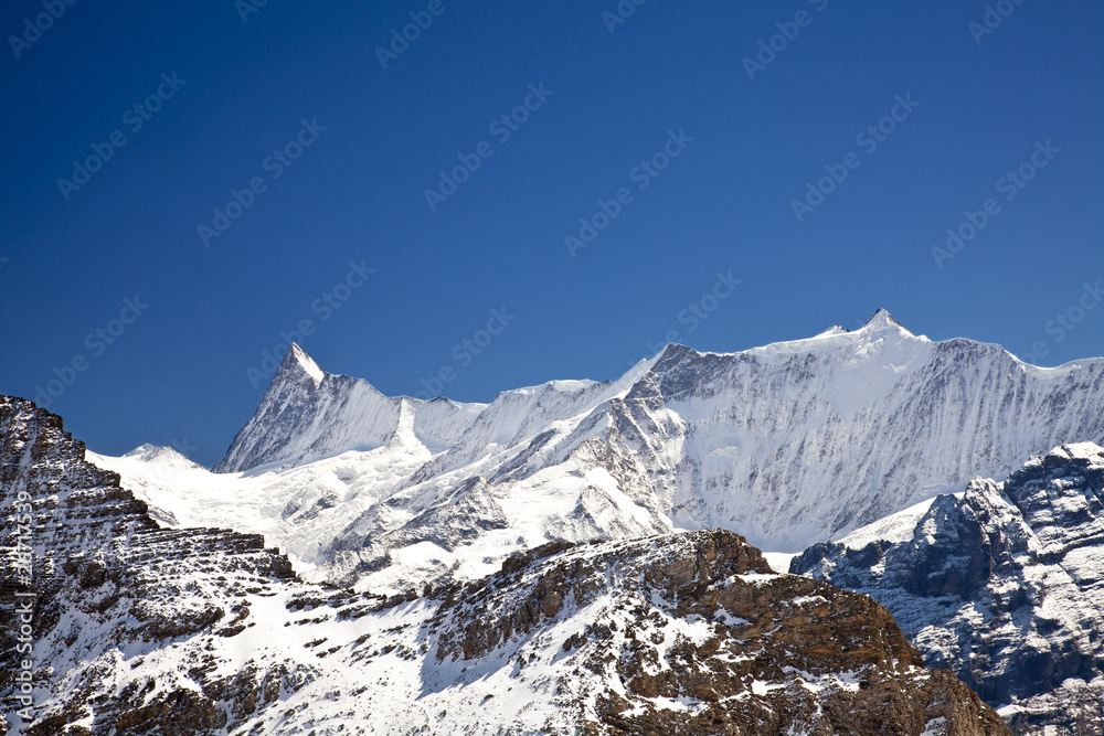 Schnee auf Bergen in den Alpen