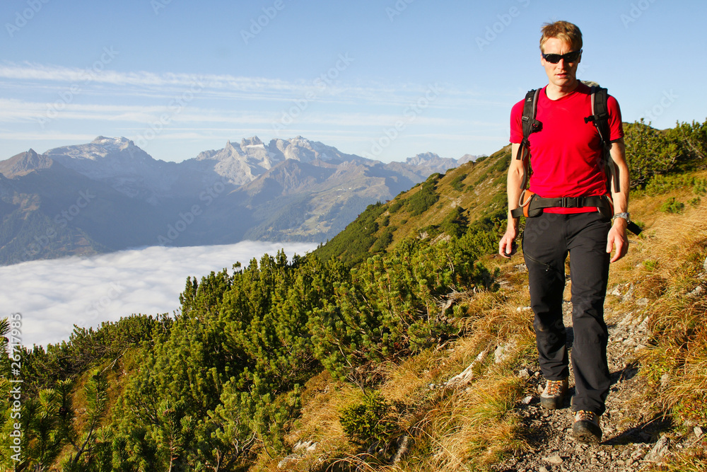 Wandern über dem Nebel