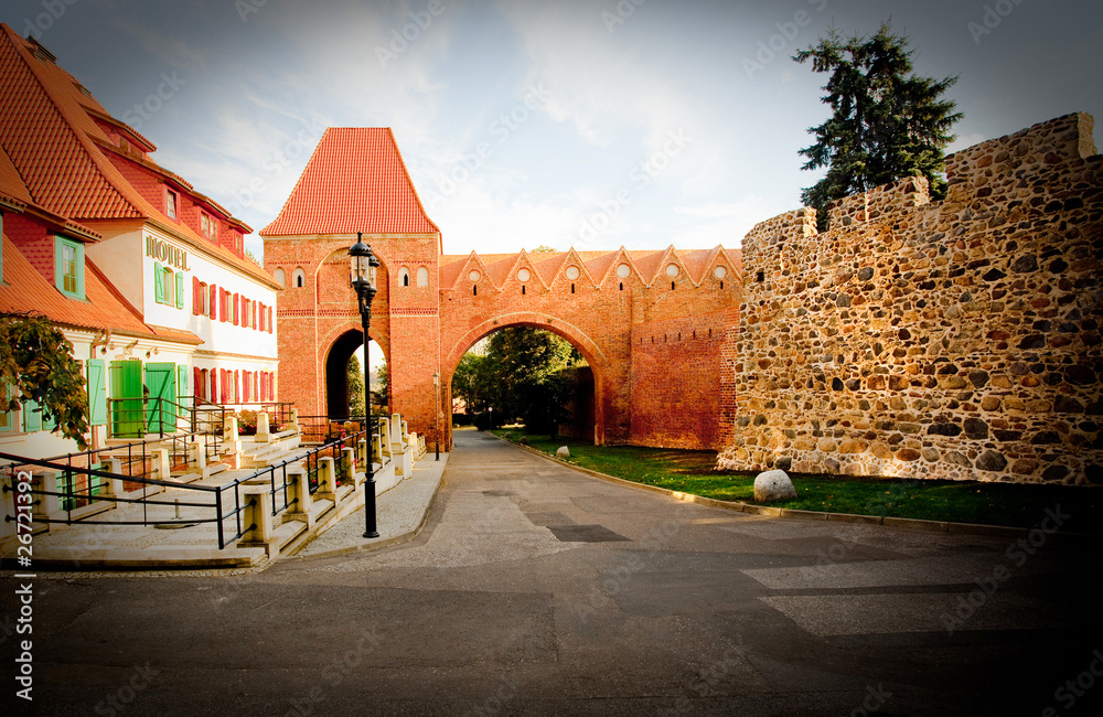 Mury krzyżackie z bramą w Toruniu