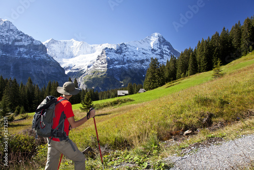 Wanderer vor Bergen mit Schnee