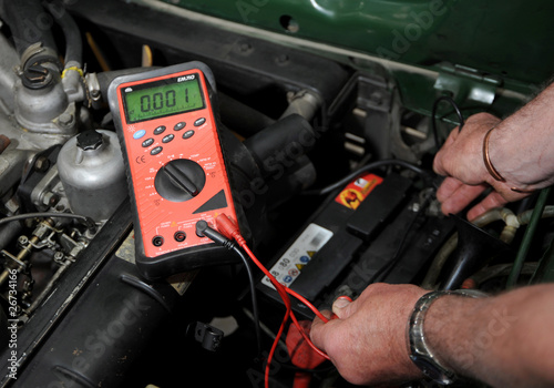 Konstfotografi testing a flat car battery 0.01 volts