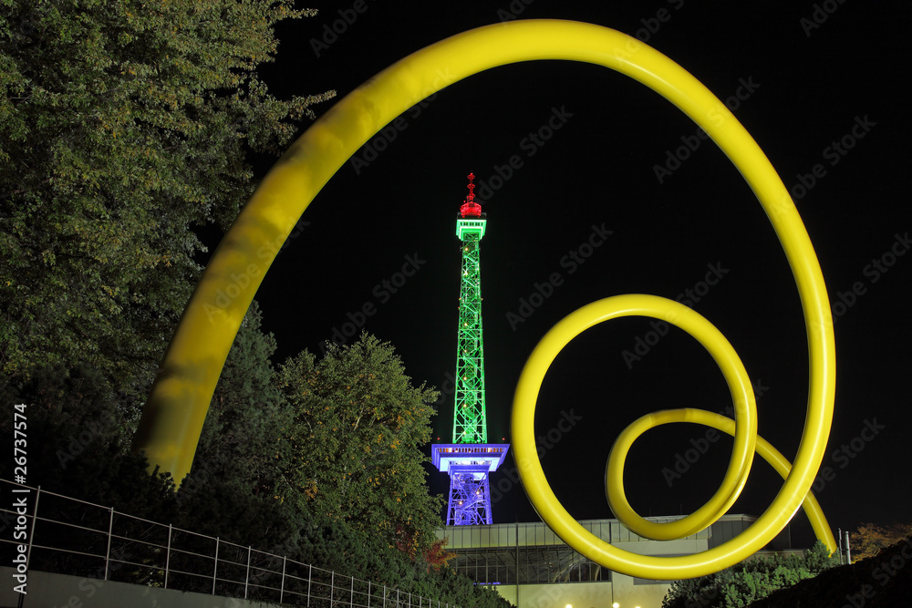 Obraz premium Berliner Funkturm nachts bunt angestrahlt