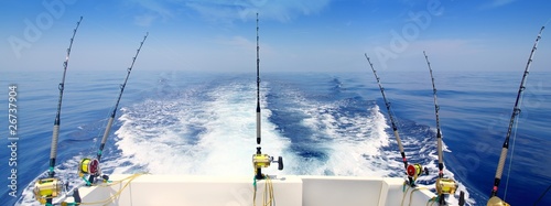 Foto boat fishing trolling panoramic rod and reels blue sea