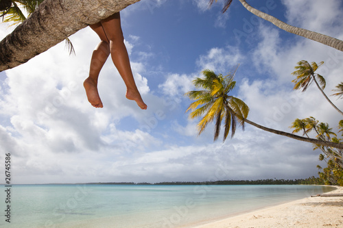Fototapeta Naklejka Na Ścianę i Meble -  Women's legs on white sand beach