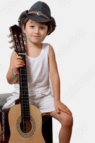 bambino con la chitarra photo