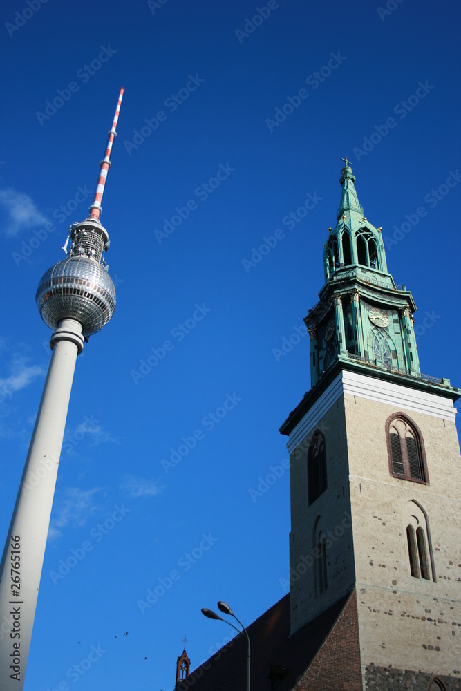 Obraz premium Kirche - Fernsehturm