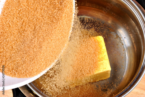 brauner Zucker wird zum Backen umgefüllt photo