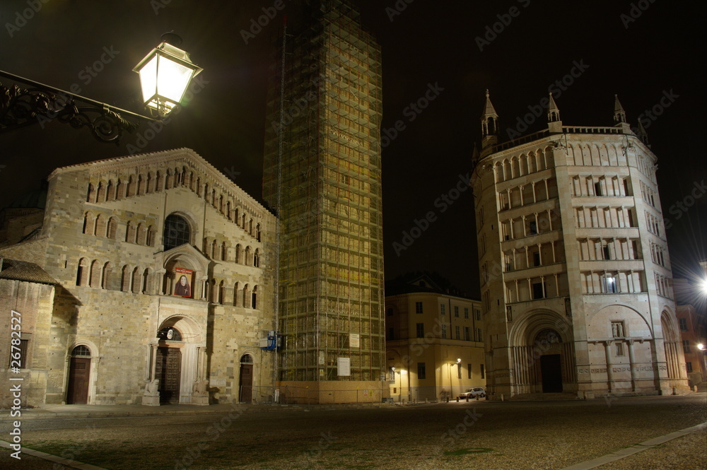 Duomo e Battistero di Parma di notte