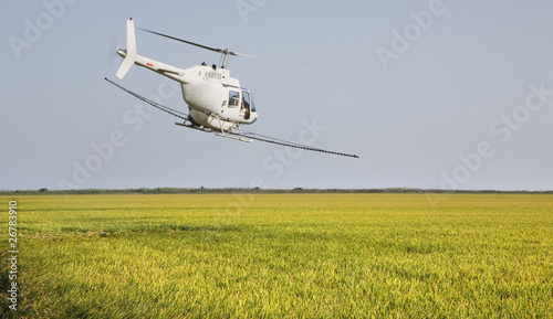 Helicoptero fumigando campos