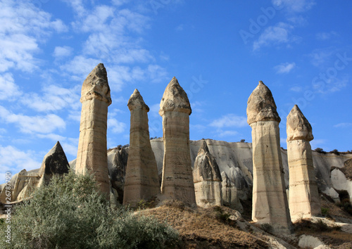 Cheminées de fée dans la vallée de l'Amour en Cappadoce photo