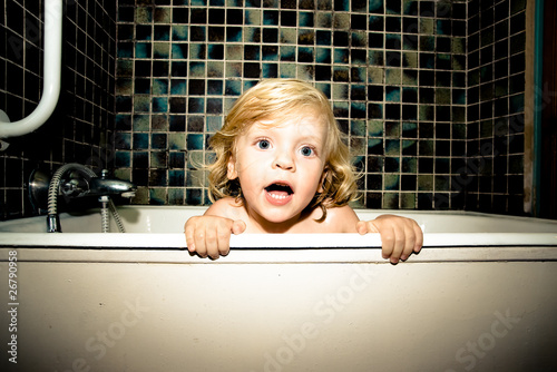 Konstfotografi enfant jouant dans son bain
