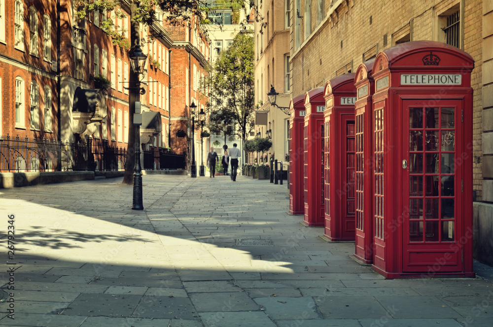 Naklejka premium Ulica z tradycyjnymi czerwonymi telefon pudełkami, Londyn.