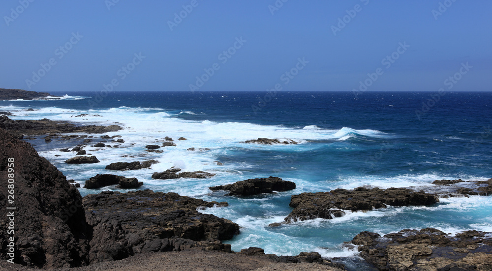 écume et vagues de la côte sauvage de cofete des îles canaries