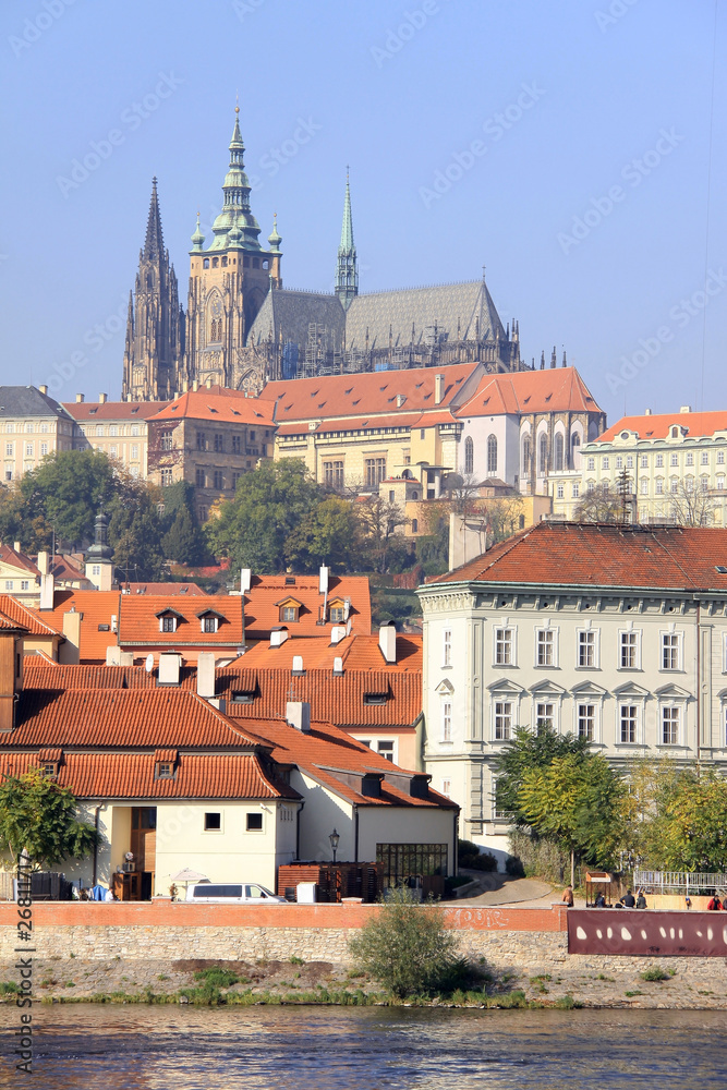 Obraz premium View on the autumn Prague gothic Castle above River Vltava