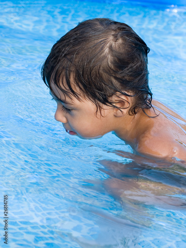 bambino nella piscina