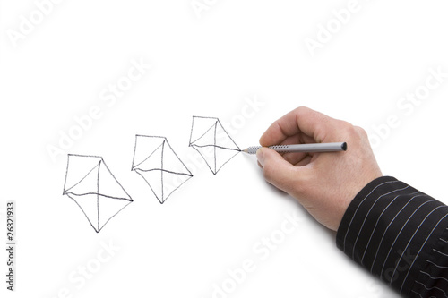 Männerhand zeichnet Häuschen