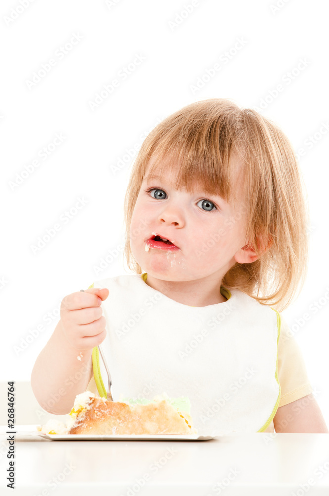 Kind isst Kuchen