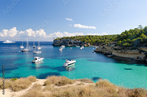 Boote in der Bucht von Cala Portals Vells, Mallorca #26847387