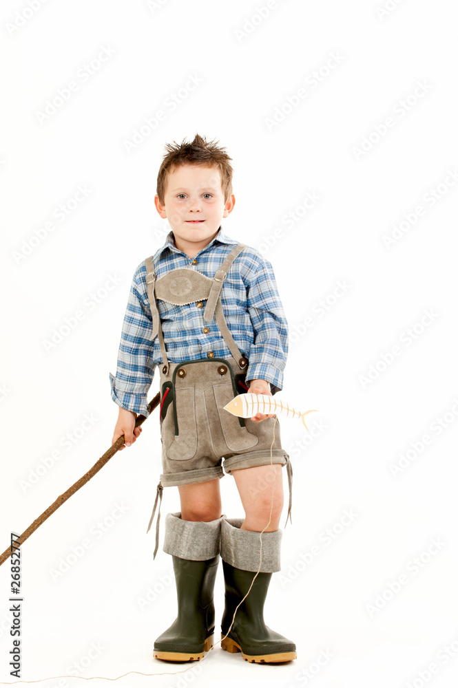 kleiner Junge angelt