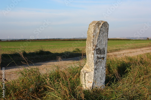 alter meilenstein am wegesrand