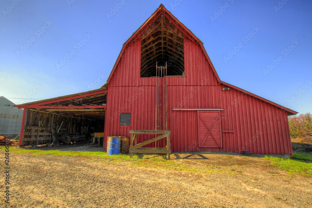 Naklejka premium Red Barn in Oregon Farmland