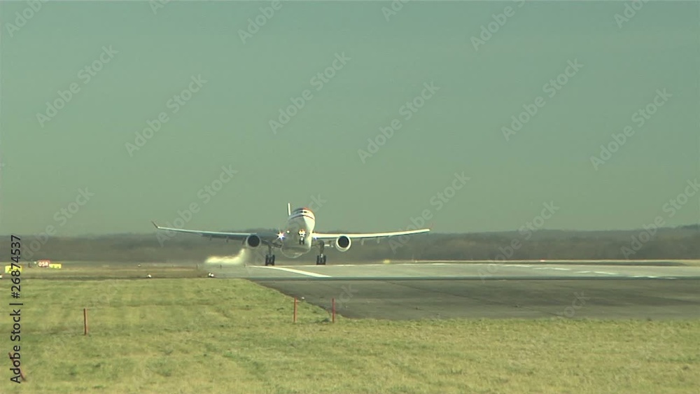 startendes Flugzeug startendes Flugzeug