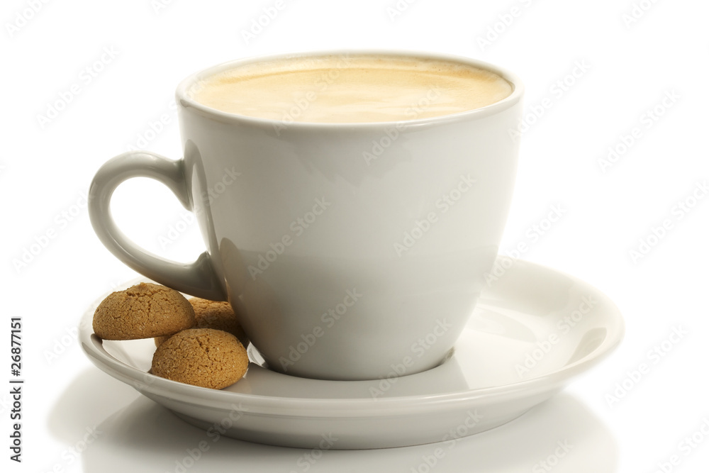 kaffee in einer weissen tasse mit amarettini kaffee in einer weissen tasse mit amarettini