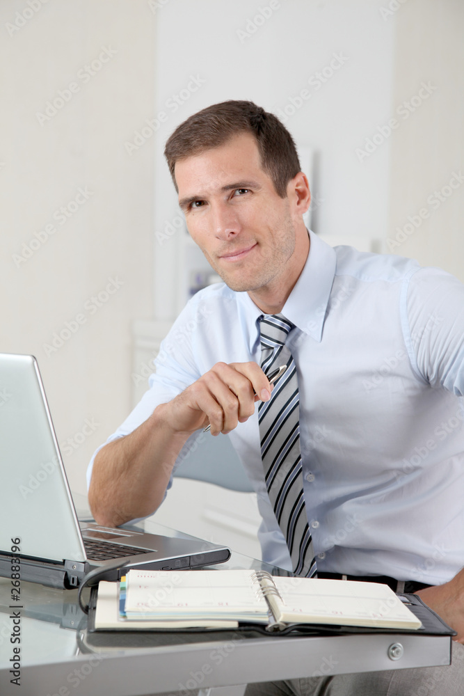 Naklejka premium Man working in the office with laptop computer